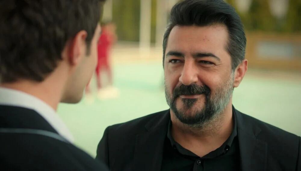 Akif le propone trabajo a Ömer (Foto: NG Medya)