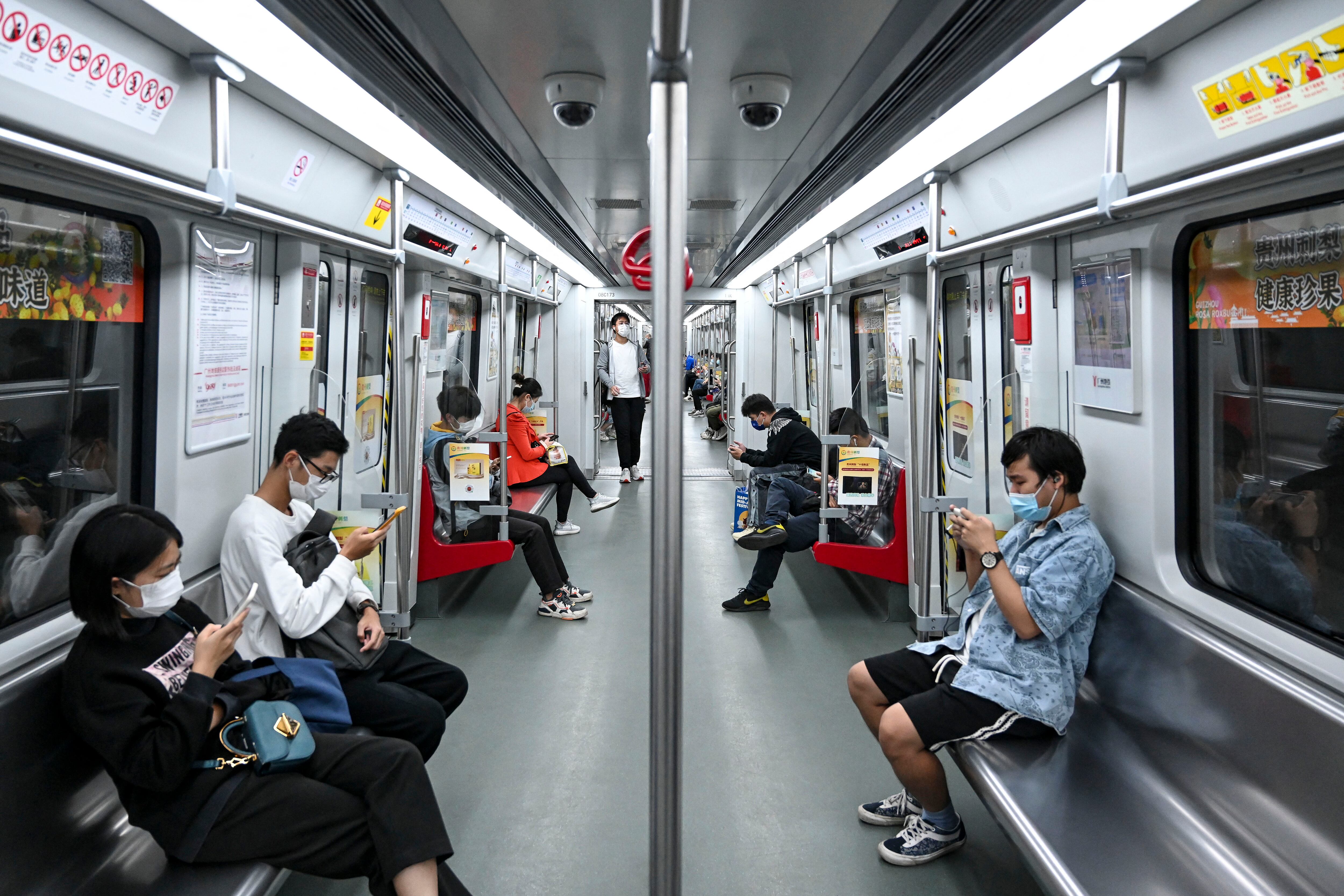 Personas dentro de un tren subterráneo en el distrito de Haizhu, ciudad de Guangzhou, en la provincia de Guangdong, en el sur de China, luego de la relajación de las restricciones por el covid-19 en la ciudad. (Foto por CNS / AFP) / China FUERA