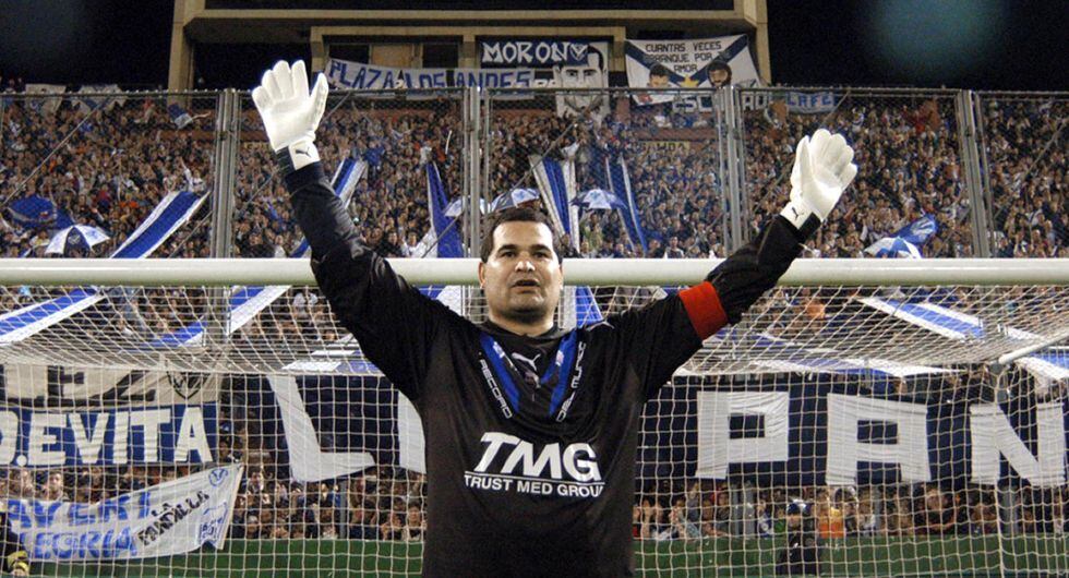 (ARCHIVO) El arquero paraguayo Jose Luis Chilavert saluda el 15 de noviembre de 2004 al publico durante su partido de despedida que se le realiz� en el estadio de Velez en Buenos Aires. AFP PHOTO MARIANO SANCHEZ ARGENTINA OUT (Photo by MARIANO SANCHEZ / AFP)