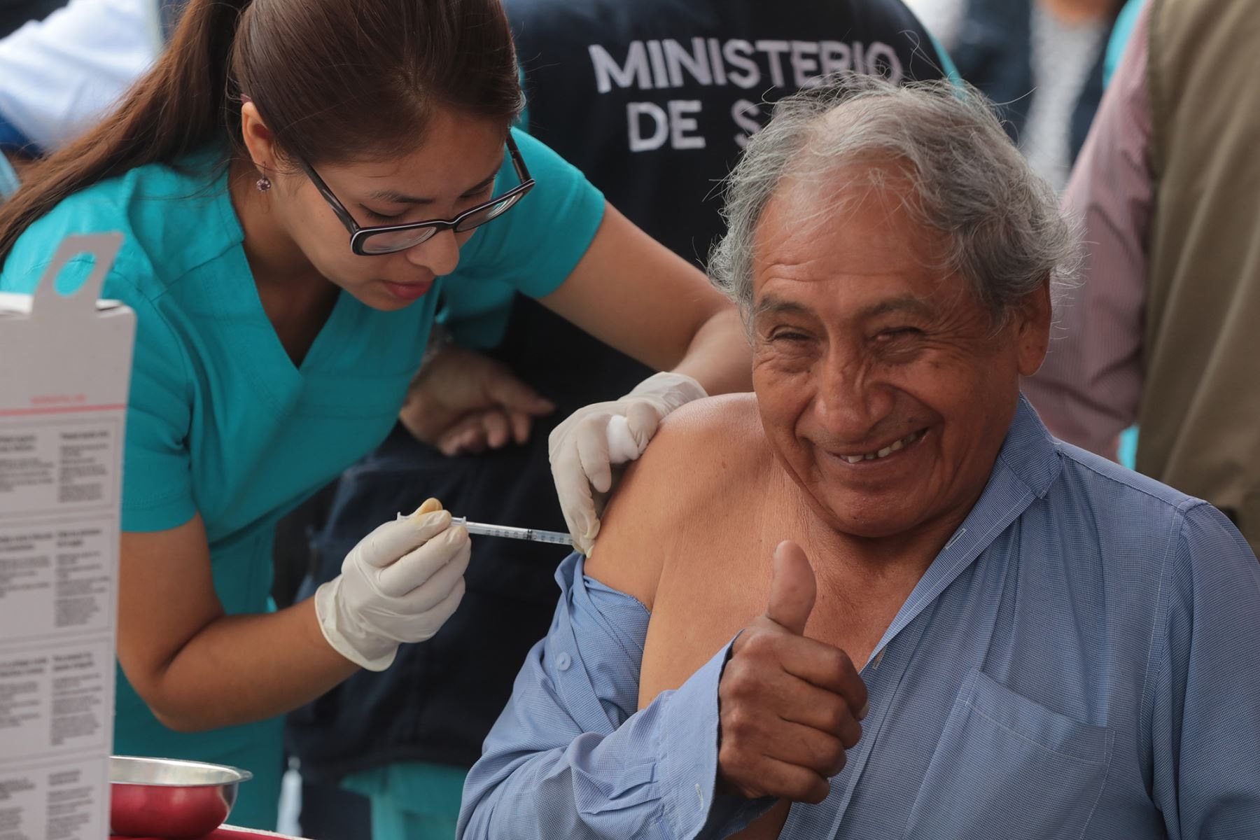 Ministerio de Salud instaló en centros comerciales 13 puntos de vacunación para el grupo adulto vulnerable. (Foto: Andina)