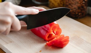 Los mejores trucos para eliminar las manchas de comida de las tablas de picar