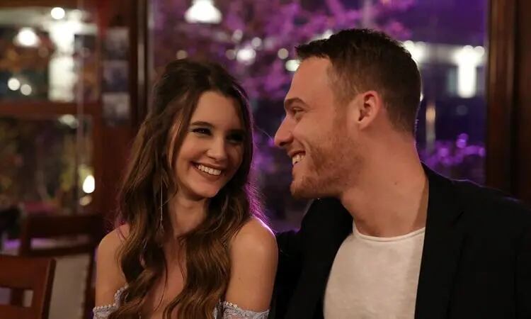 Kerem Bürsin y Leyla Lydia Tuğutlu en la telenovela turca “En el corazón de la ciudad” (Foto: Ay Yapım)