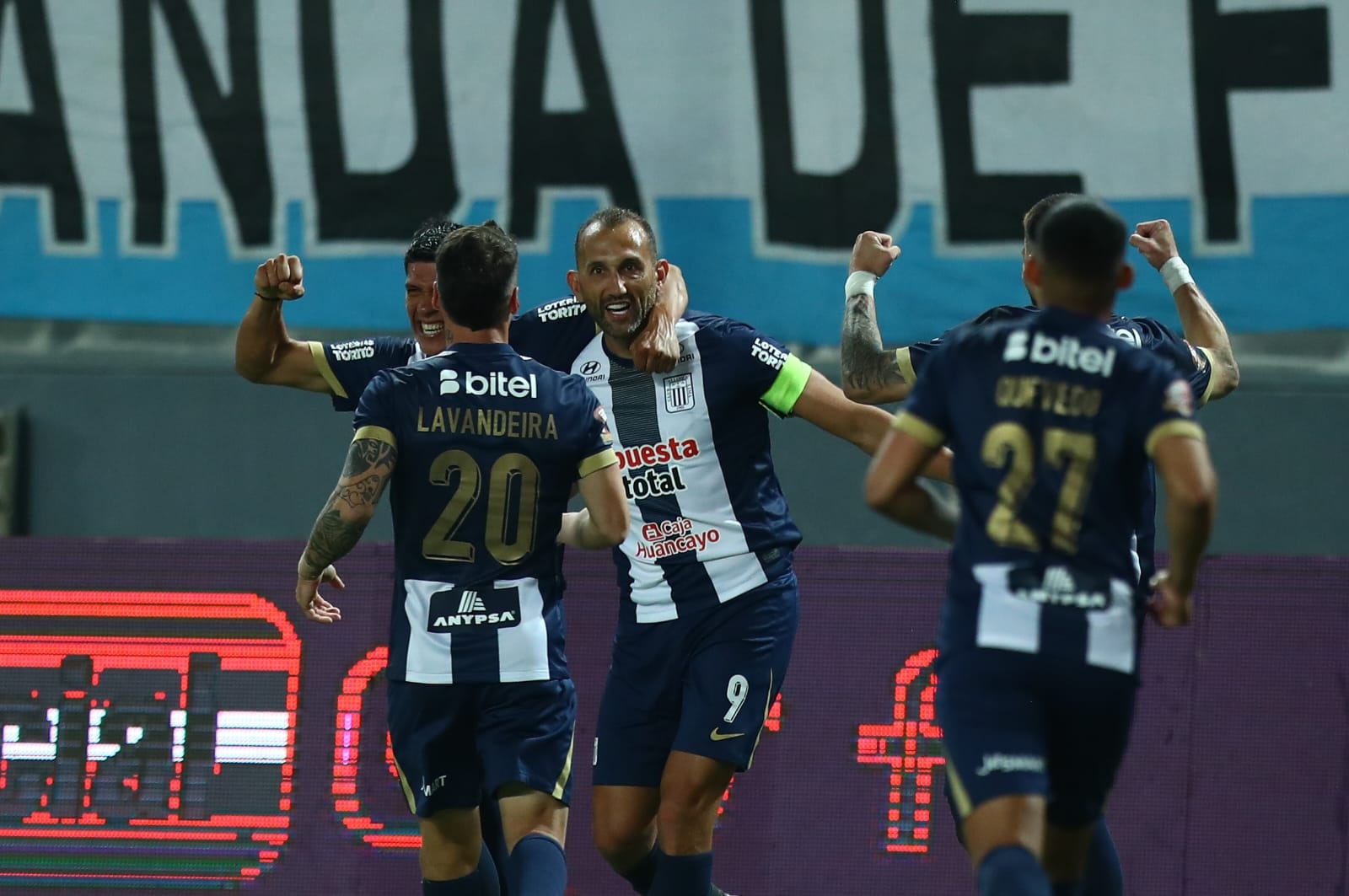 Hernán Barcos marca el empate de Alianza Lima ante Sporting Cristal. (Fotos: Giancarlo Avila / @photo.gec)