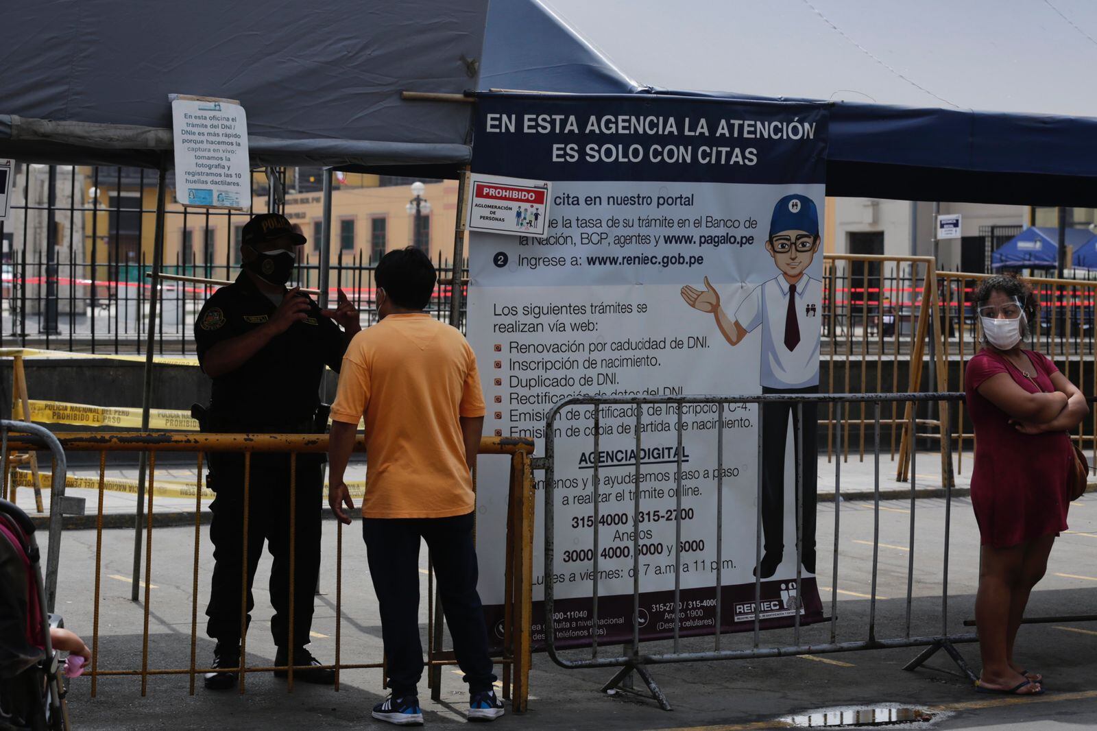 Pocos ciudadanos llegan hasta la sede del Reniec situada en el jirón Cusco. (Foto: Fernando Sangama / @photo.gec)