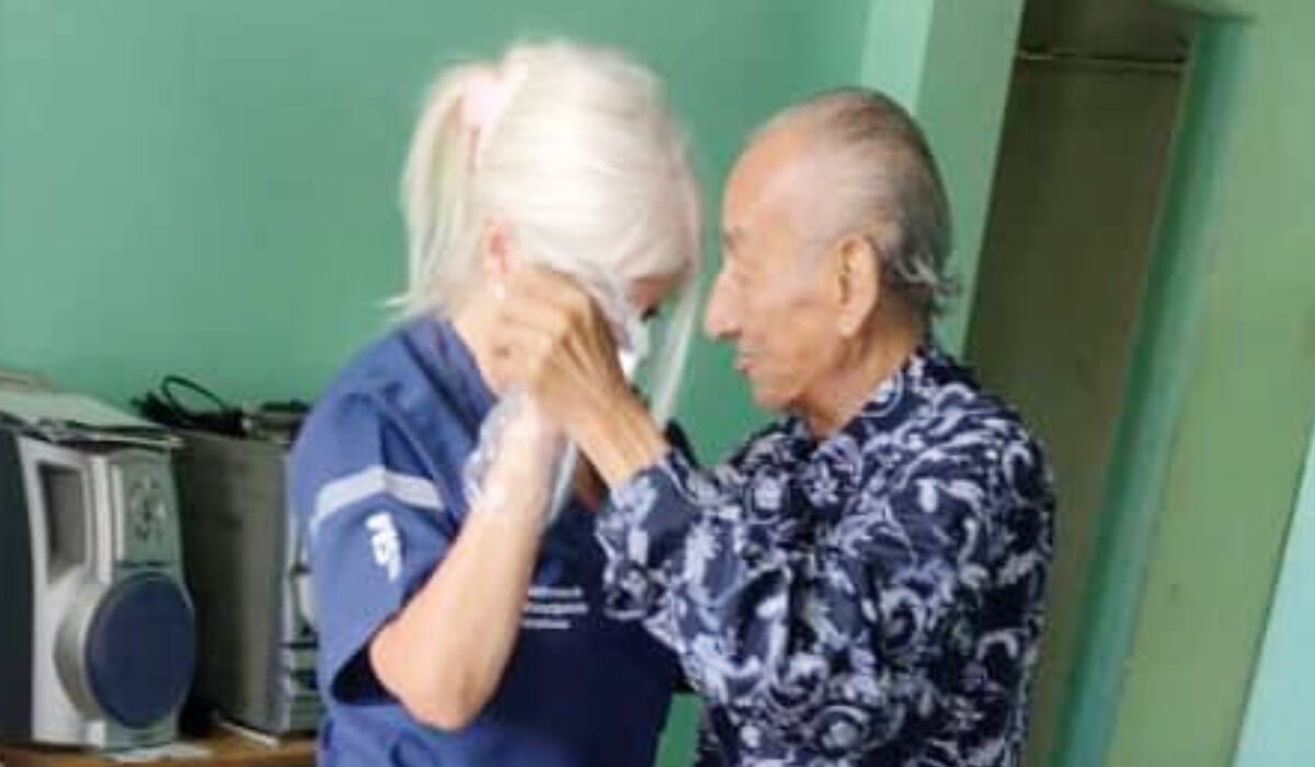 La médica Sandra Dajer y el paciente Víctor bailan durante la consulta. (Imagen: Facebook)