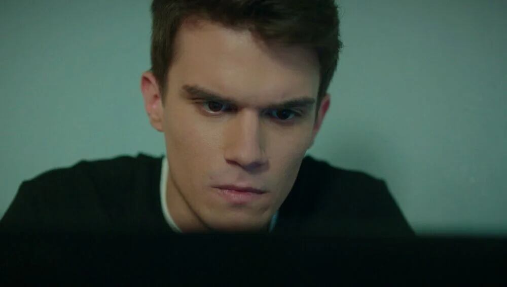 Kaan le muestra un video a Kadir donde se desencadenará una tragedia. (Foto: NG Medya)