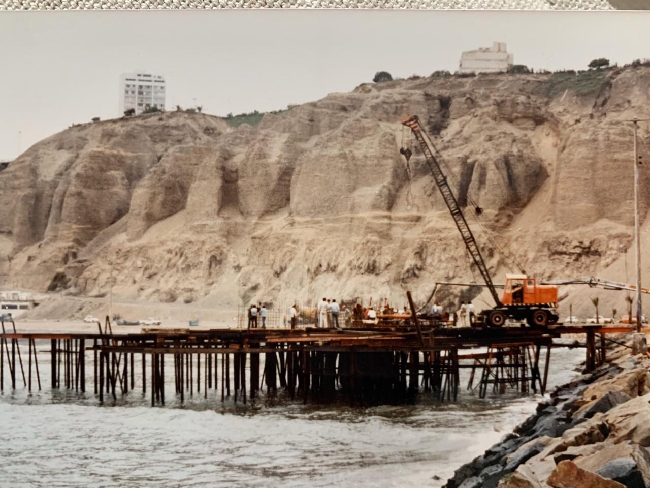 El restaurante en plena construcción en 1983.