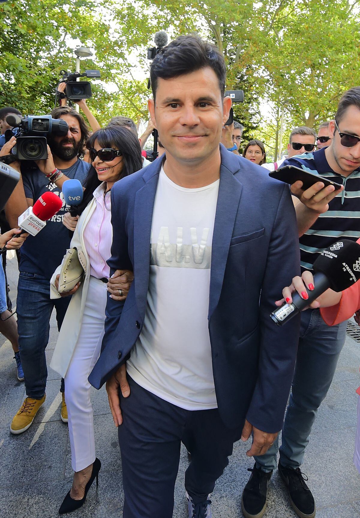 Javier Santos de la mano de su mamá, María Edite Santos (Foto: AFP)