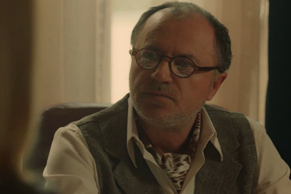 Sermin debe convencer al director del periódico en la telenovela turca "Tierra amarga" (Foto: Tims & B Productions)