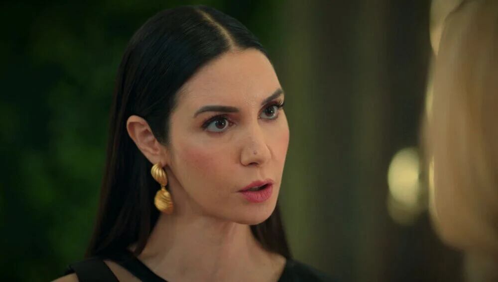 Suzan conversando con Nebahat sobre Akif (Foto: NGM Media)