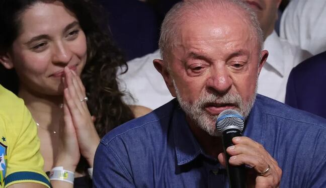 El presidente de Brasil, Luiz Inácio Lula da Silva, pronuncia un discurso tras ganar las elecciones presidenciales de Brasil este domingo, en el Hotel Intercontinental, en Sao Paulo (Brasil). EFE/ Sebastiao Moreira