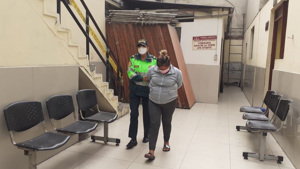 Los esposos Segundo Seminario Veliz (40) y Diana Paola Taya Aquino (35), usaban a sus pequeños de 1 y 3 años para salir a robar autopartes de autos. (fotos: Mónica Rochabrum/Trome)