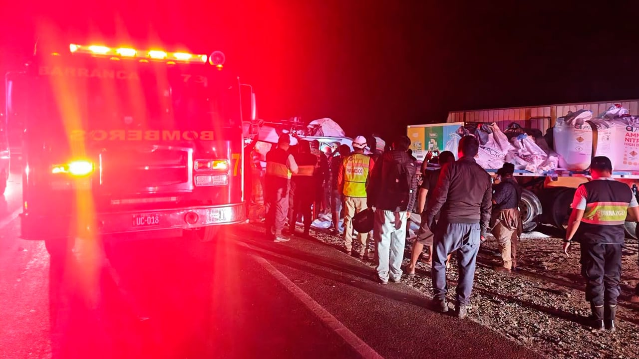 La parte delantera de la unidad de transporte público quedó completamente destrozada tras empotrarse en la parte trasera del vehículo de carga. Foto: FAcebook/Red Noticias Norte Chico