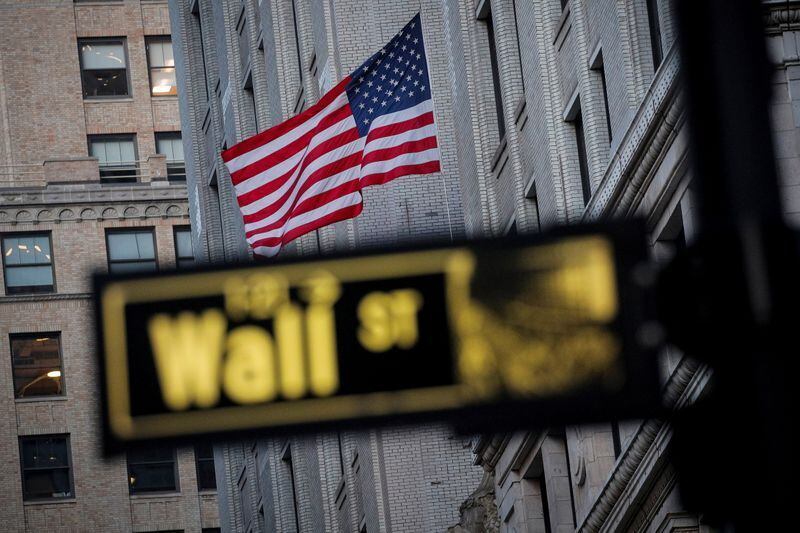 FOTO DE ARCHIVO. La bandera de Estados Unidos se ve en un edificio en Wall St. en el distrito financiero de Nueva York, Estados Unidos. 24 de noviembre de 2020. REUTERS/Brendan McDermid