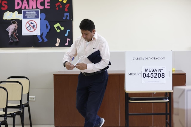 Desde las siete de la mañana los ciudadanos ejercieron su voto en algunas mesas habilitadas en la UNI (Foto: César Bueno)