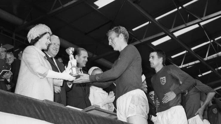 El capitán del equipo inglés Bobby Moore recogió la copa del mundo que ganaron en el Mundial de 1966