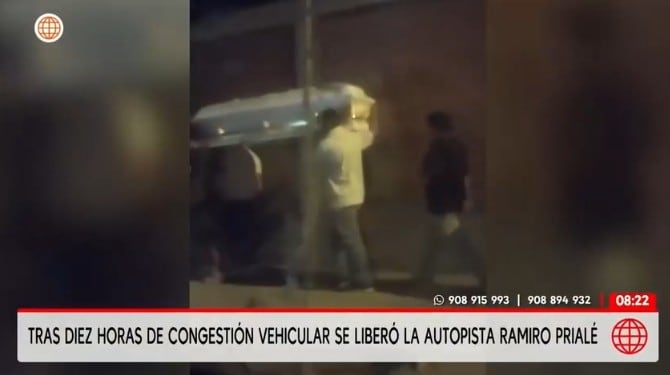 Congestión vehicular de más de diez horas obliga a familia a trasladar ataúd en hombro.
