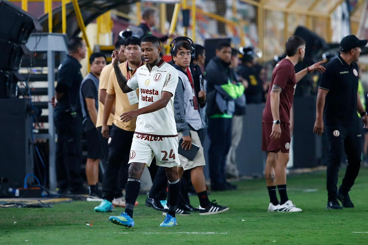 Andy Polo recibió la tarjeta roja en el Universitario vs. Atlético Grau. (Fernando Sangama @gec)