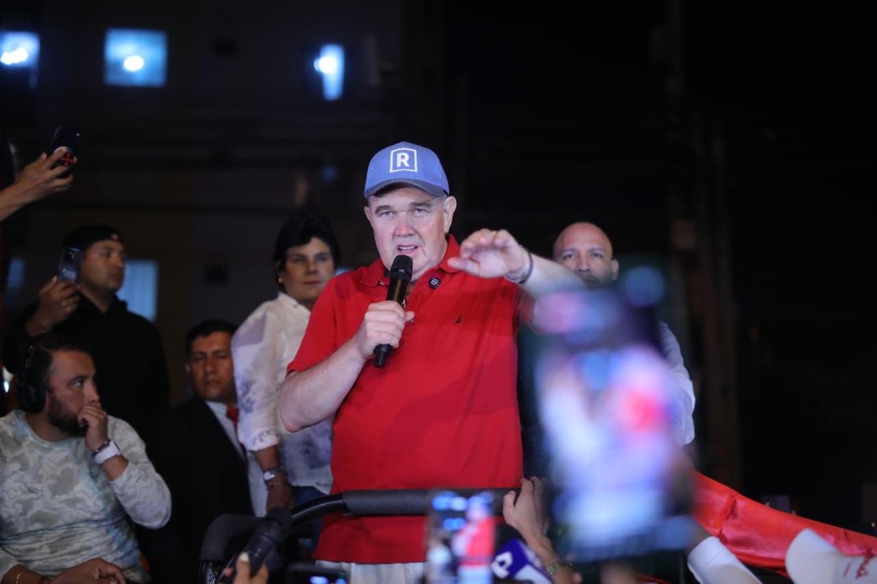 El candidato presidencial Rafael López Aliaga (Renovación Popular) denunció un “fraude” en las Elecciones Generales 2026 (EG 206), llevadas a cabo este domingo 12 de abril y dio un plazo de “24 horas” al Jurado Nacional de Elecciones (JNE) para que se declaren nulos los comicios y se vuelvan a desarrollar, advirtiendo que llamaría a la insurgencia civil. (Foto: Antonio Melgarejo/ @photo.gec)