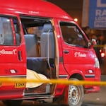 Una bestia mató a tres en combi