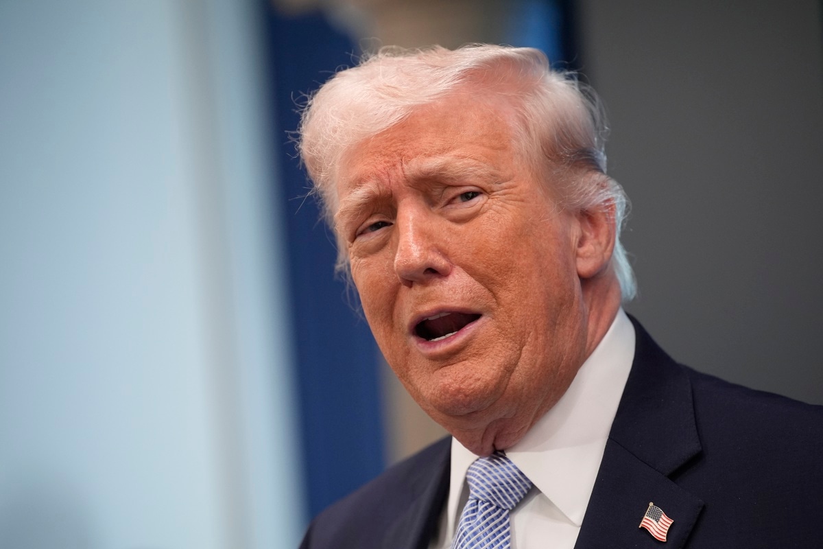 El presidente estadounidense Donald Trump informa a los medios de comunicación sobre Irán desde la sala de prensa James S. Brady de la Casa Blanca en Washington, DC, EE. UU., el 6 de abril de 2026. (EFE/EPA/YURI GRIPAS / POOL)