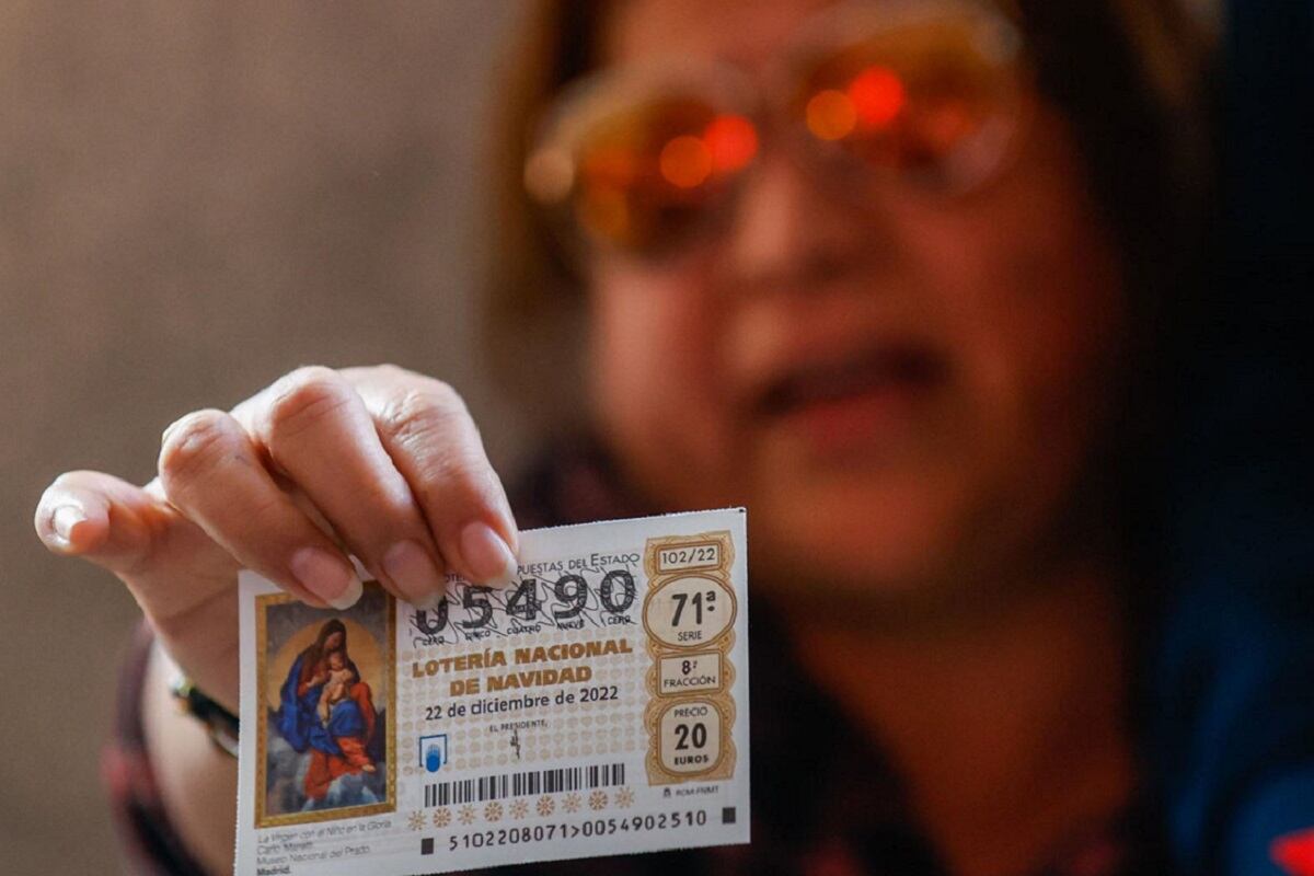 Perla, la ganadora del Gordo de la Lotería de Navidad 2022, mostrando el boleto premiado (Foto: EFE)