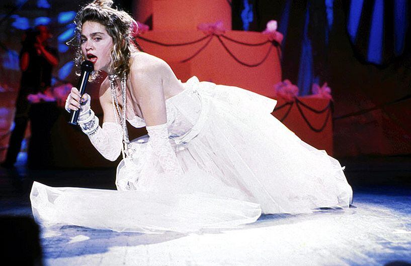 ‘Como una virgen’ de Madonna (1984). Durante la primera entrega de los Premios MTV, la ‘Reina del Pop’ simuló una escena de sexo mientras se arrastraba sobre el piso del escenario. (Internet)