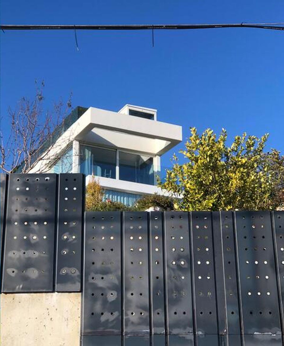 La foto que tomó el reportero español Marc Leirado en donde no se ve la bruja en el balcón de la casa de Shakira (Foto: Marc Leirado)