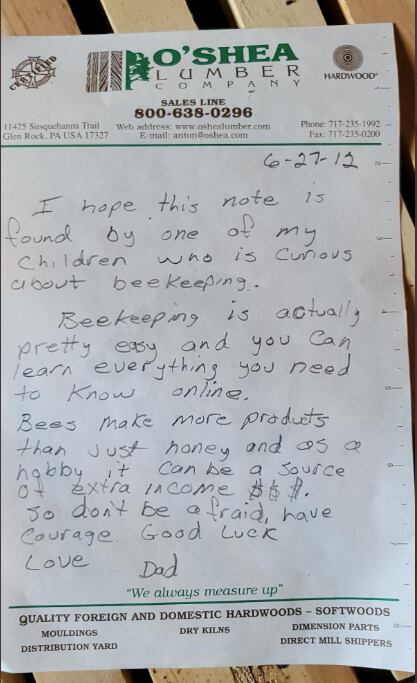 La carta dejada por su papá que mostró la mujer. (Foto: @AmyClukey / Twitter)