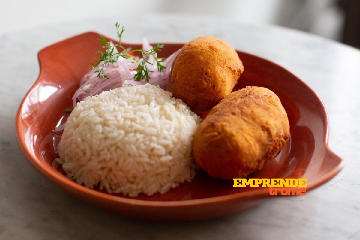 Entre los platos que sirve en su carta y es una de las más pedidas es la papa rellena con su toque de cebollita, ají y su arroz. Foto: Mario Zapata.