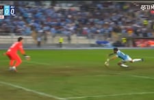 Felipe Vizeu cae en el área solo frente al arco de Guillermo Viscarra | VIDEO