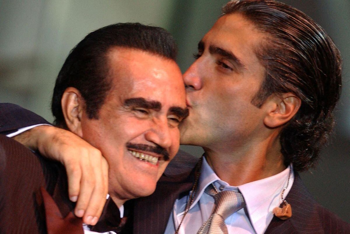 Vicente Fernández es besado por su hijo Alejandro después de un dueto en una gala de homenaje en honor a él como la Persona del Año 2002 de la Academia Latina de la grabación (LARAS), en Hollywood (Foto: Lucy Nicholson / AFP)