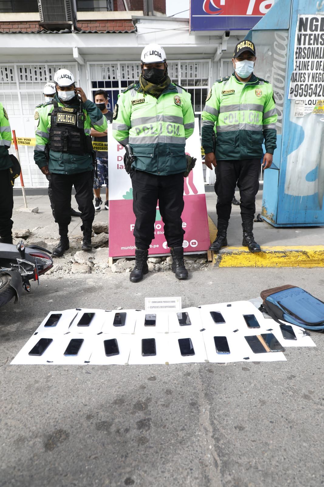 Policía incautó 15 celulares dentro de una mochila. | Foto: Eduardo Cavero