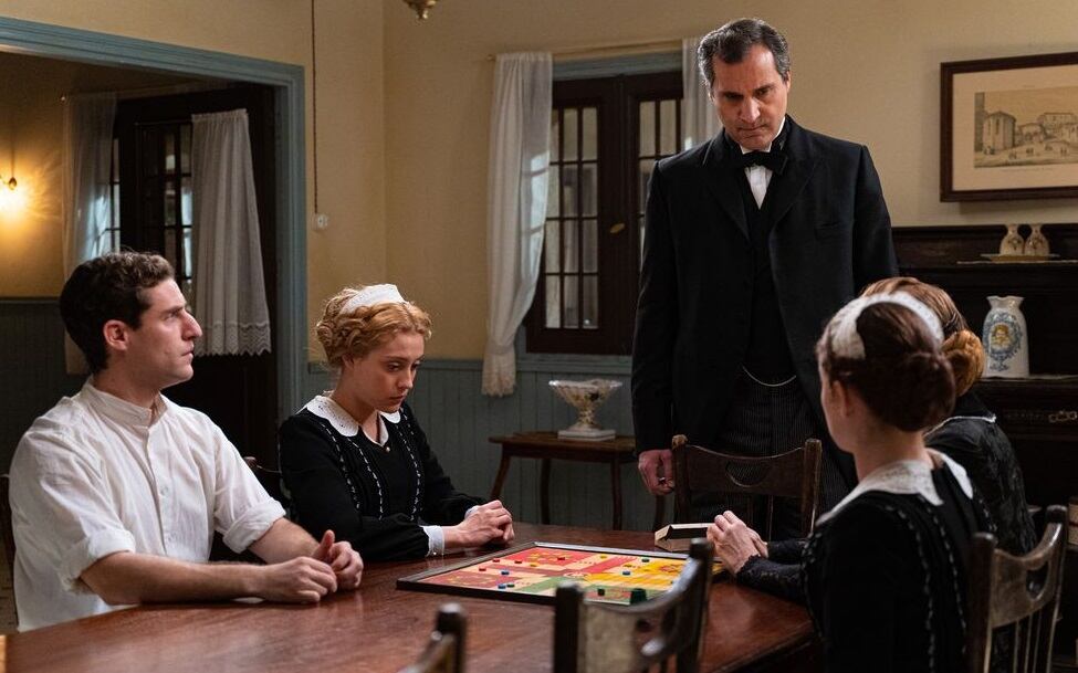 Las cocineras siguen investigando al padre Camilo en la telenovela "La promesa" (Foto: RTVE)