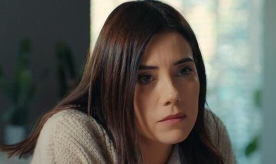 Asya pensativa durante la serie de televisión (Foto: Medyapım)