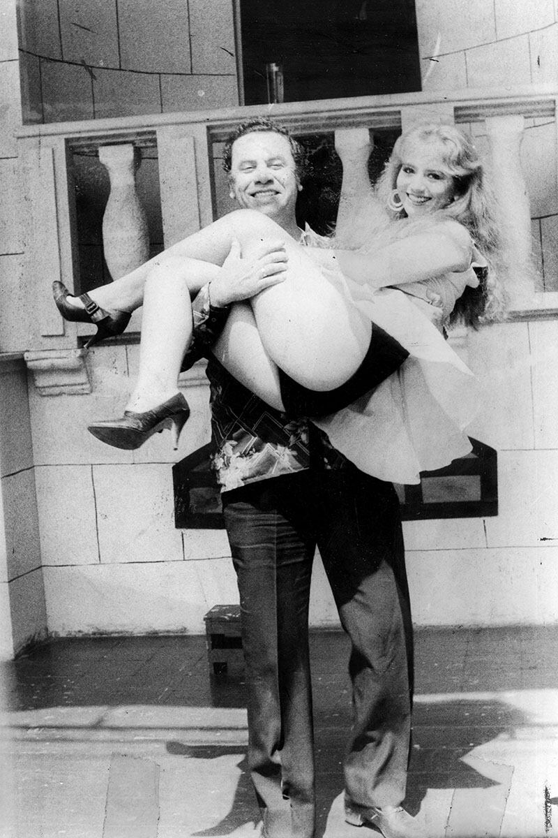 Desde 1993 laboró en distintos Café Teatro, como "La gata caliente" y "Arlequín". Sin embargo, Díaz empezó a tomar relevancia principalmente como vedette. A mediados de los años noventa, en el año 1994, contrajo matrimonio con Percy Arévalo; estuvieron casados hasta 1998. A principios del año 1995, Susy Diaz se incorporó al partido político Movimiento Independiente Agrario(MIA), donde tuvo una particular forma de realizar su campaña para postular al Congreso del Perú; que era mostrando el numero 13 en su ‘derriere’ y de realizar programas de planificación familiar regalando condones. Pese al escándalo, fue elegida congresista en el período 1995-2000.