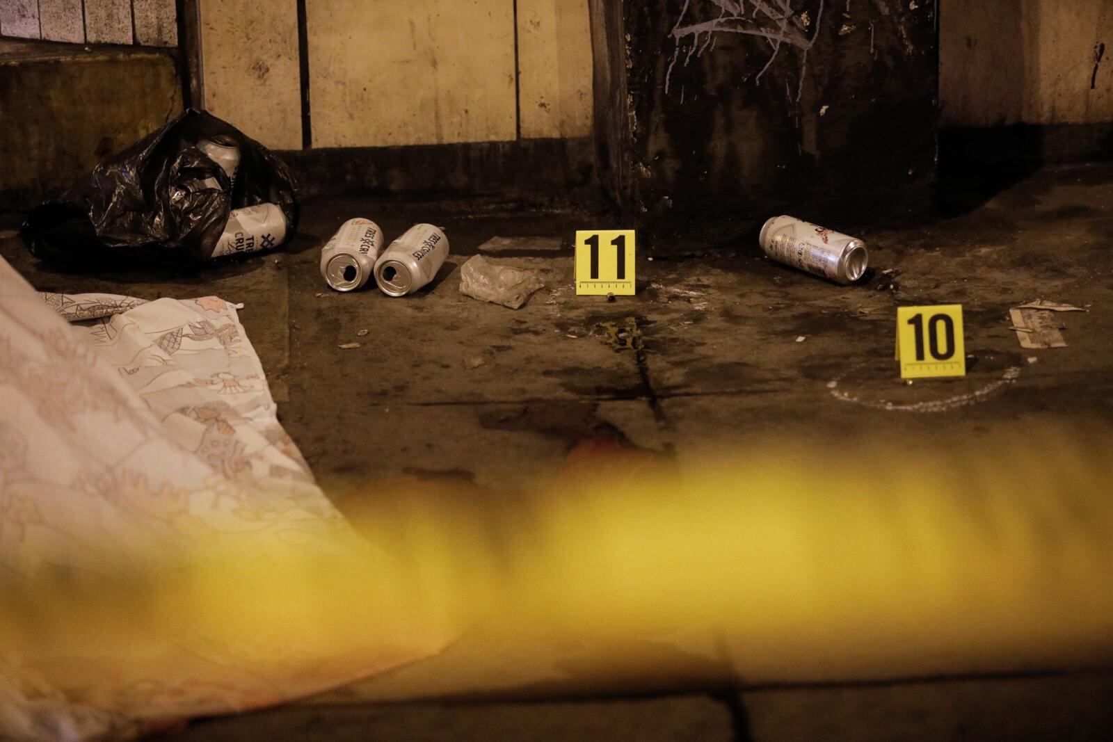 Latas de cerveza fueron halladas al lado del cuerpo y los casquillos. | Foto: César Grados