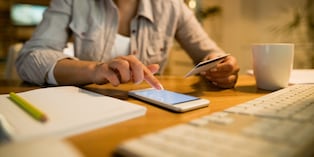 Antes de realizar el pago, verifica el cronograma publicado para identificar el día que corresponde. Foto: Freepik.