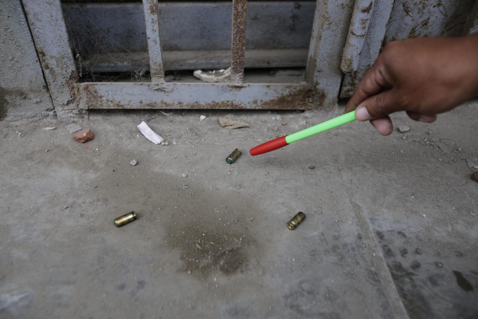 Se hallaron casquillos y municiones en la escena del hecho. | Foto: Jessica Vicente / Diario Trome