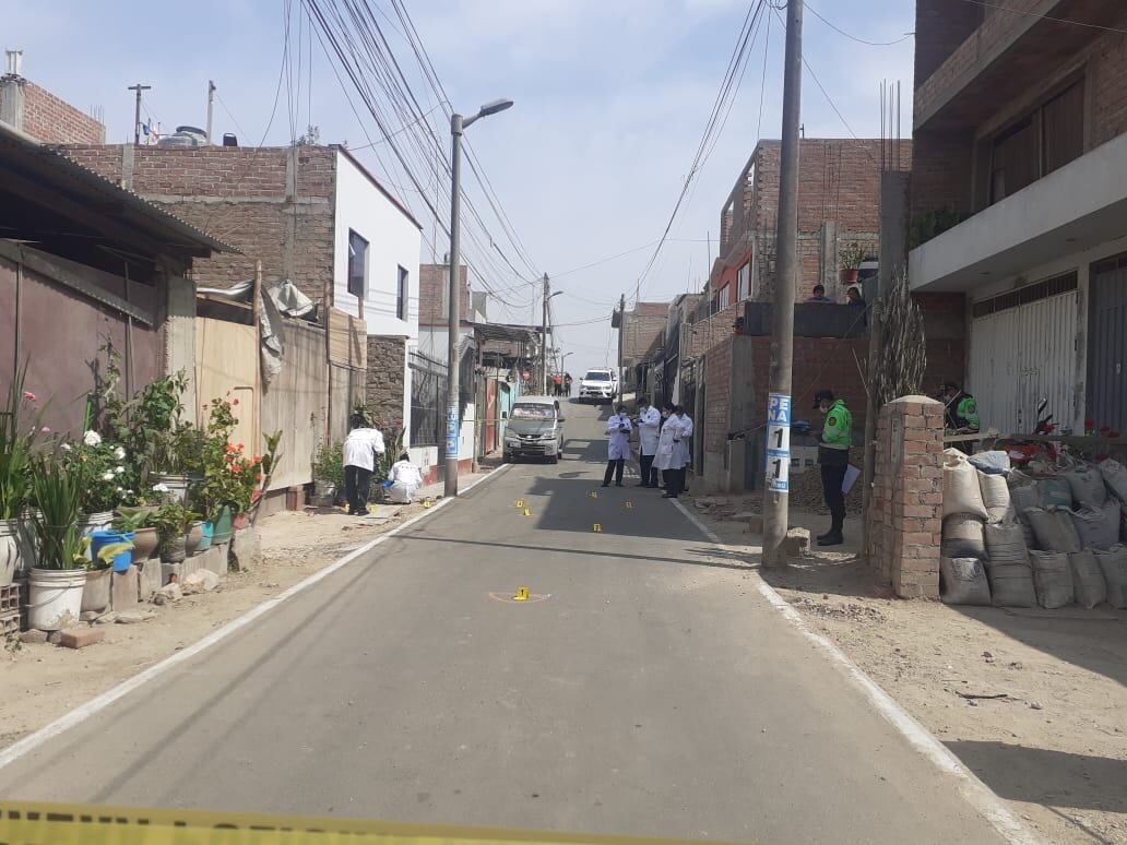 Un sicario armado de una pistola asesinó de 10 balazos a una menor de 17 años, en la puerta de un gimnasio. (foto: Mónica Rochabrum/Trome)