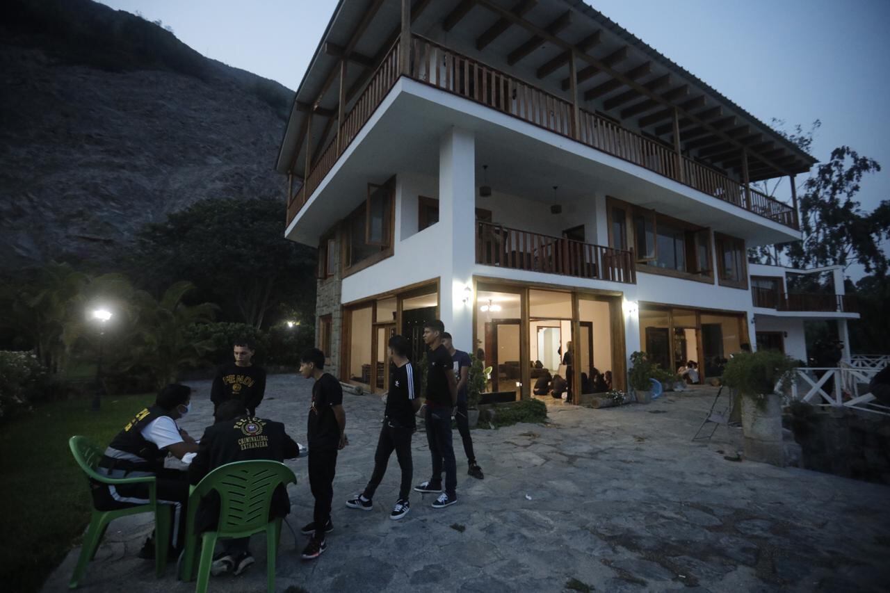 Según el noticiero América Noticias, la Brigada Especial de Lucha contra la Criminalidad Extranjera de la PNP junto agentes de la Dirección Táctica Urbana de la Policía Nacional del Perú (SUAT) constató que en el inmueble se realizaba una reunión social denominada ‘fiesta COVID-19’ con música electrónica. También se halló drogas, armas y botellas de bebidas alcohólicas, agregó la Policía. (Foto: Joel Alonzo/ @photo.gec)