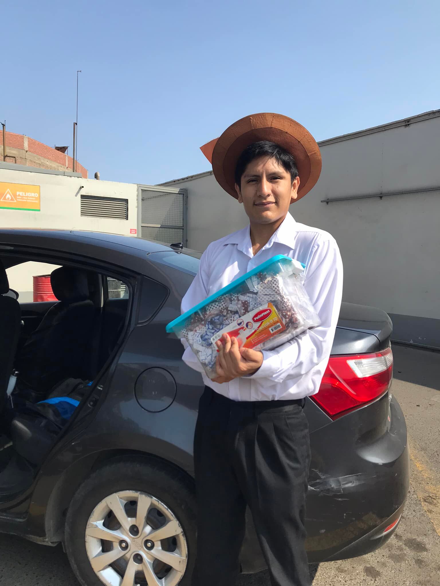 Hasta ahora no gana dinero en los conciertos, pero sí vendiendo sus chocotejas. Foto: Facebook.