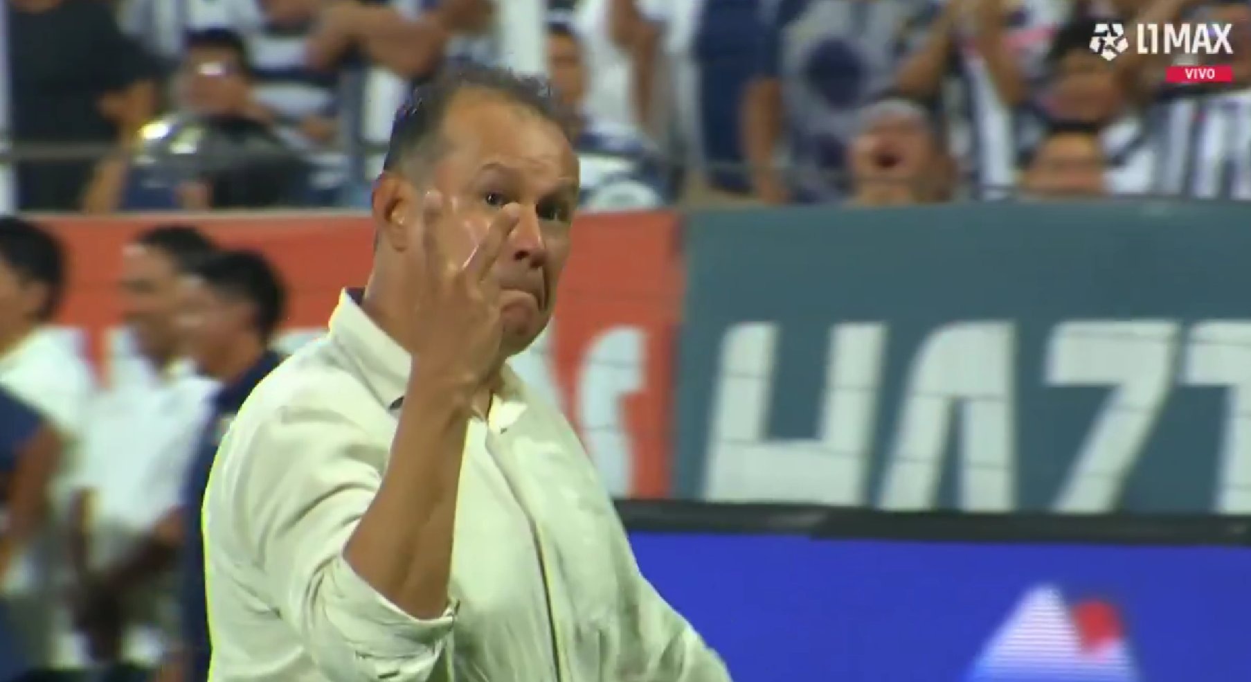 Controvertido gesto de Juan Reynoso tras el duelo entre Alianza Lima y Melgar de Arequipa. (Captura L1 MAX)