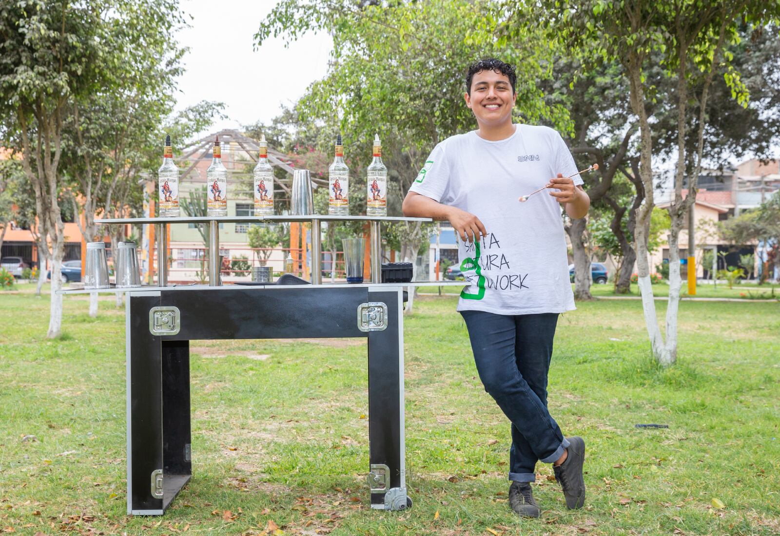 Sus tragos favoritos (y los que mejor le salen) son los chilcanos, piña colada y negronis. Fotos: Allen Quintana.