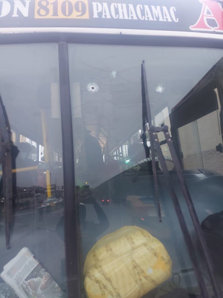 Un delincuente fue abatido por un policía de civil durante un asalto a un bus de transporte público, en San Juan de Miraflores. (foto: TROME)