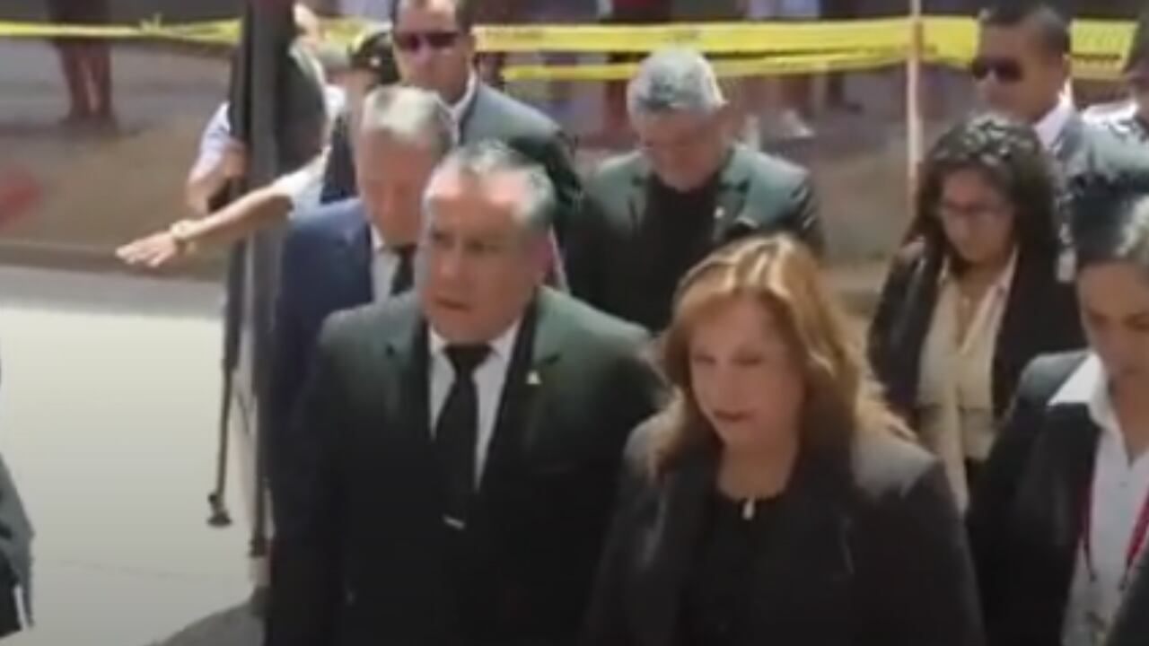 Dina Boluarte y sus ministros ingresando al velorio de Mario Vargas Llosa