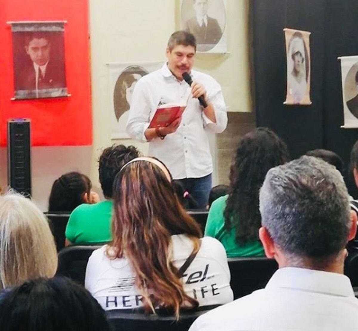 El actor se dedica a enseñar a jóvenes que quieren incursionar en la actuación (Foto: Alberto Estrella / Instagram)