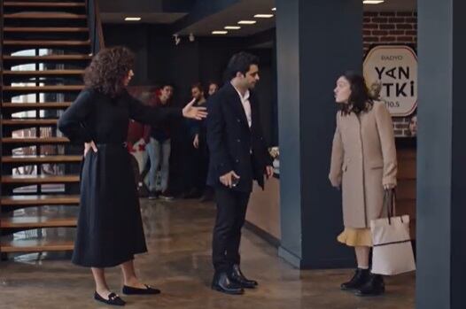 Gülben se escapa a la radio donde descubre a Esat junto a Esra y arma una escena de celos (Foto: OGM Pictures)