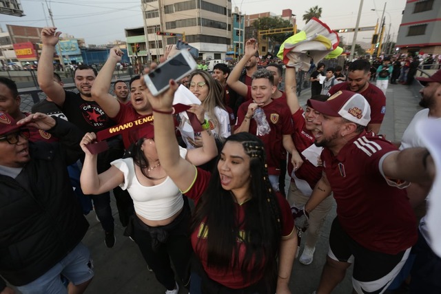 Hinchas de Venezuela van llegando de a pocos al estadio Nacional para el encuentro entre Perú vs Venezuela. Fotos: Anthony Niño de Guzmán/@photo.gec