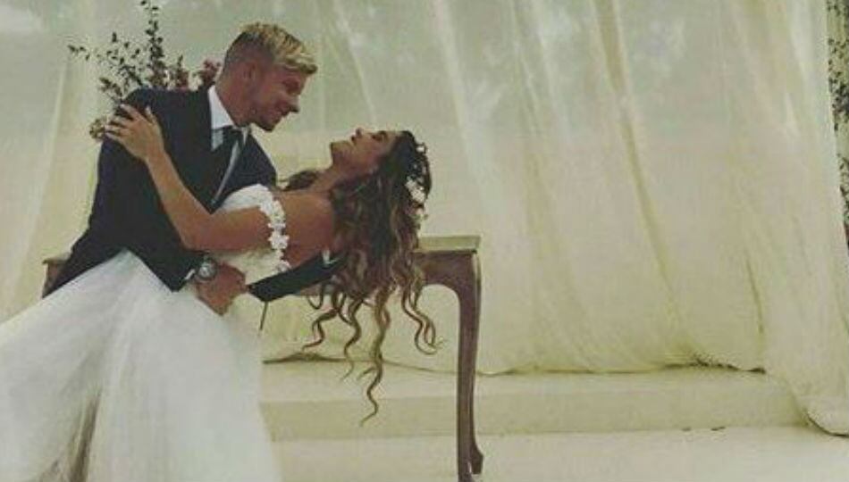 Korina Rivadeneira y Mario Hart en el día de su boda. (Foto: Twitter).